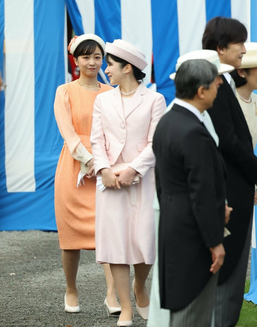 愛子さまが初めて臨んだ24年の春の園遊会。招待者が待つ列に到着する直前、愛子さまは佳子さまを振り返り、何か話しかけた。佳子さまが笑顔でうなずくと、愛子さまは安心したように前を向き直した=2024年4月23日、東京・元赤坂の赤坂御苑、JMPA