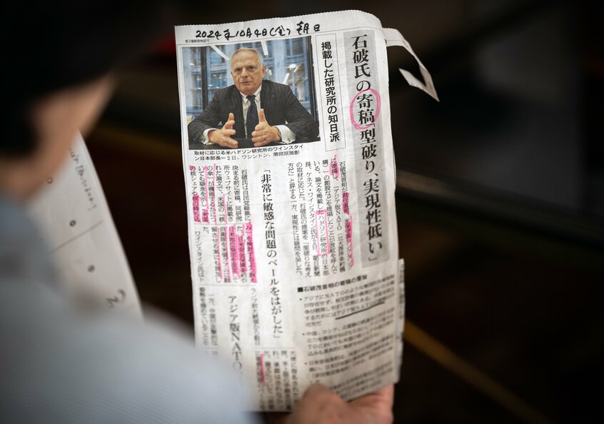 インタビューには、石破首相の外交政策について報じた朝日新聞の記事の切り抜きを持参していた(photo 横関一浩)