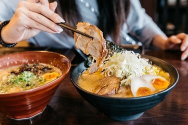 ラーメン一杯2千円でも「待ち時間をカネで買えるなら楽」　人気店で「ファストパス」導入が増えているワケ