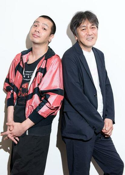 ちょっと年の離れた仲良し兄弟のような峯田和伸さん(左)と岡田惠和さん。撮影中も音楽の話で盛り上がっていた(撮影/写真部・小山幸佑)