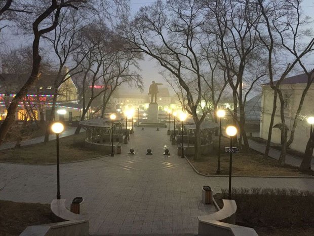 霧のウラジオストク駅の前のレーニン像
<br />