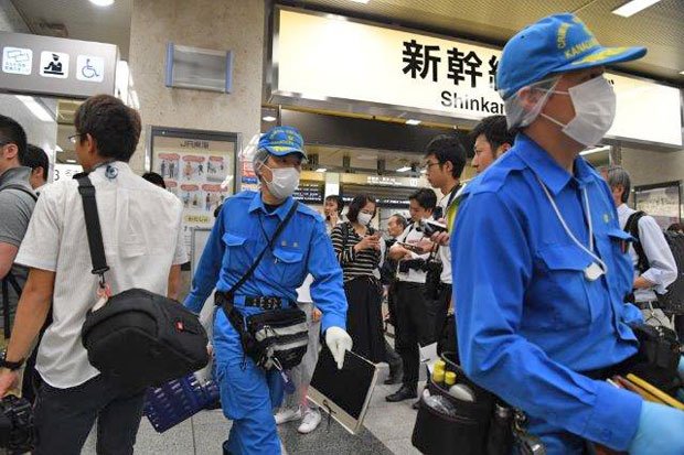 事件当日、ＪＲ小田原駅は捜査員が出入りし、物々しい様子だった　（ｃ）朝日新聞社