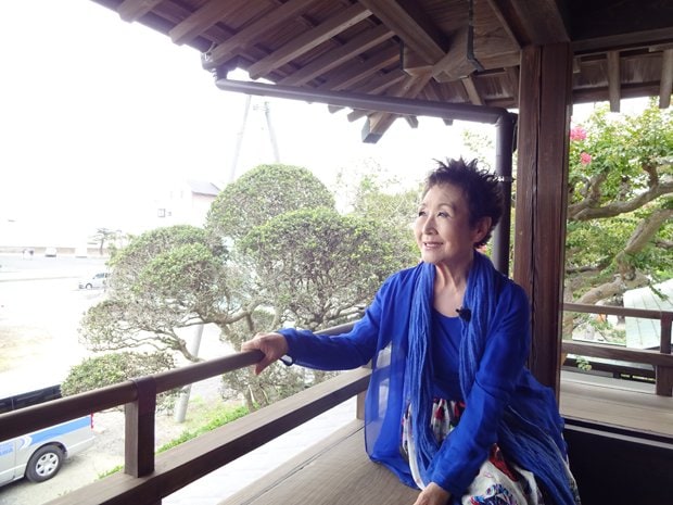 野口雨情の生家を訪れた歌手の加藤登紀子さん