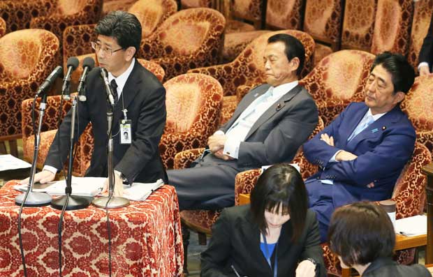 衆院予算委で答弁する佐川宣寿氏（左端）＝５月（ｃ）朝日新聞社