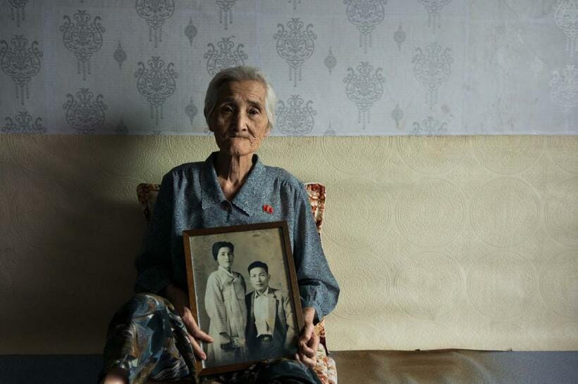 宮崎県出身の井手多喜子さん。手にしているのは1961年に北朝鮮に渡る直前、初めてチマチョゴリを着て夫とともに写した記念写真。井手さんはこの撮影の3週間後に亡くなった（林さん撮影）