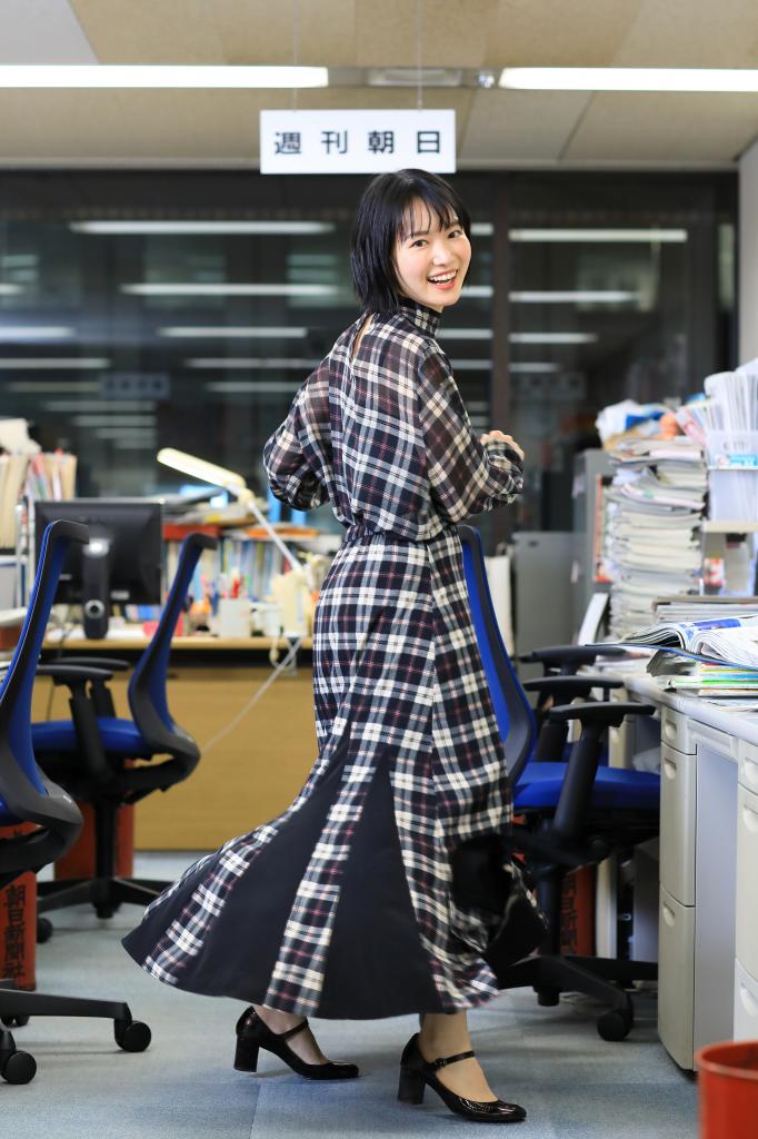 おがわ・さら　1996年、東京都生まれ。高校時代から女優と映像製作を始める。2019年、早稲田大学卒業。同年の朝の連続テレビ小説「まんぷく」の立花幸役で注目を集めた。監督4作目、初長編映画「海辺の金魚」は来年公開予定。（撮影/松永卓也）