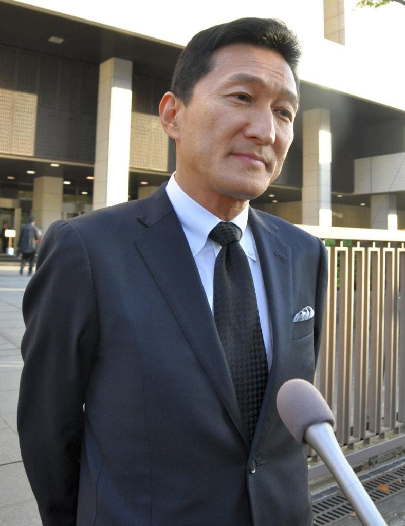 過労自殺の裁判で和解したことを受けて裁判所前で取材に応じる渡辺氏＝２０１５年　（ｃ）朝日新聞社