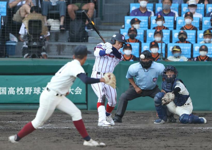 九回表下関国際の賀谷は中前２点適時打を放つ