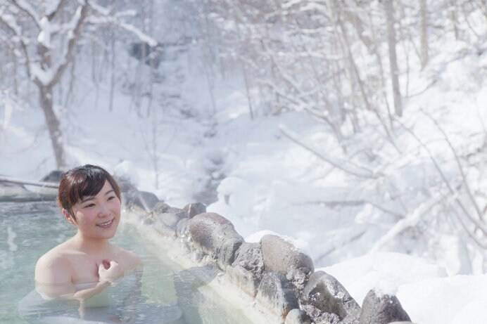 冬の温泉……雪見露天風呂なら一層気分が盛り上がります！