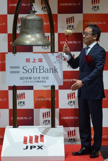 上場セレモニーで鐘を鳴らすソフトバンクの宮内謙社長＝２０１８年１２月１９日、東京都中央区の東京証券取引所　（ｃ）朝日新聞社