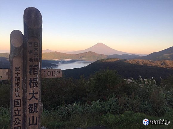 箱根から見た富士山（写真提供：東京都在住、鈴木様　午前６時前に撮影）