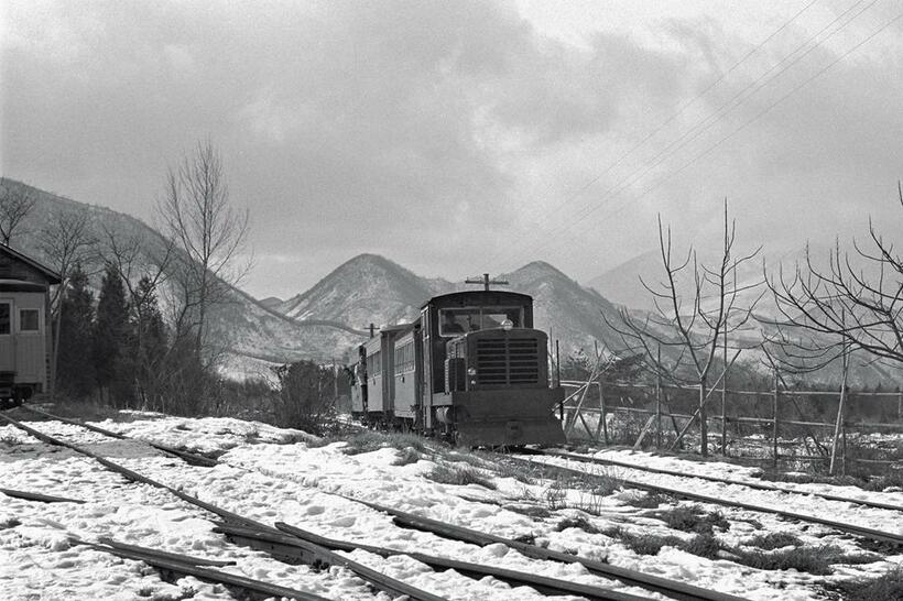 日本硫黄観光鉄道（福島県）。初めて撮影する軽便鉄道に心が躍った。雪中のフィールドワークも初体験で、かじかむ指先でシャッターを切った記憶がよみがえる。凍てつく沼尻駅に到着する下り列車。1964年1月2日（フジカ35SE・フジノン45ミリF1.9・コニパンSS）