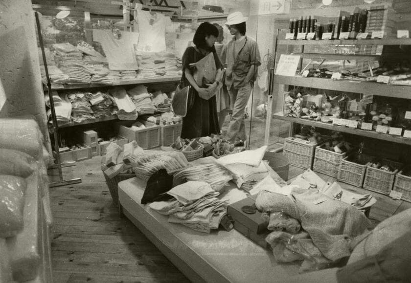 1983年7月、開店した翌月に撮影された、東京・青山に開店した無印良品の第一号店の店内　（ｃ）朝日新聞社