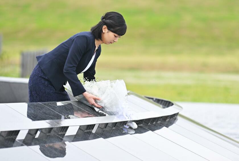 石巻南浜津波復興祈念公園の祈りの場で供花する秋篠宮家の佳子さま＝5月23日、宮城県石巻市