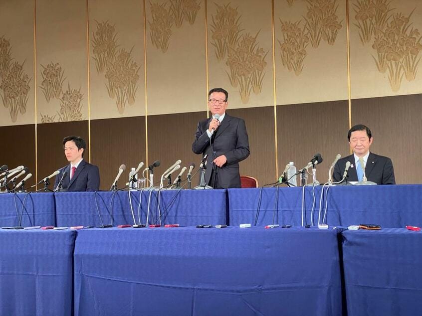 大阪維新の吉村代表代行(左)、松井代表(中央)と公明党大阪府本部代表の佐藤衆院議員(撮影/今西憲之)