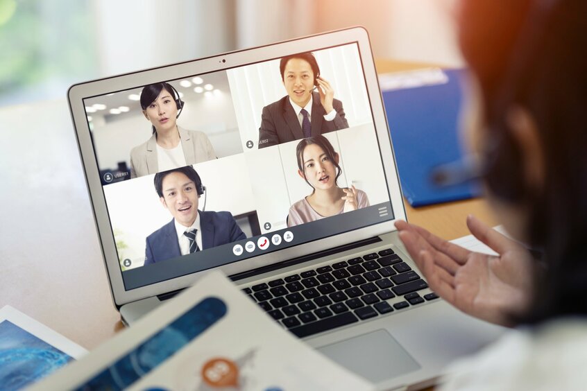 リモートワークが普及しているが、上司がリモートより出社している部下をひいきするのは物理的な距離が心理的な距離の近さ遠さを生みがちだから。自分にもこうしたバイアスがあると認識することが重要だ(写真/GettyImages)
