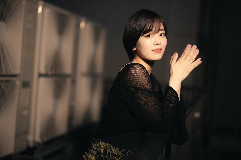 (撮影/写真映像部・和仁貢介 hair & make up 面下伸一 stying 朝倉豊 costume Ameri、MARIA BLACK × CINOH for Demi-Luxe BEAMS)
