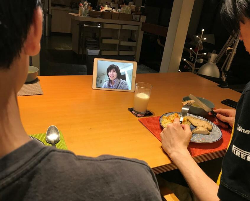 夕食の時は、ダイニングテーブルの私の席に置いた端末で、息子たちと話します(夫撮影)(写真:本人提供)