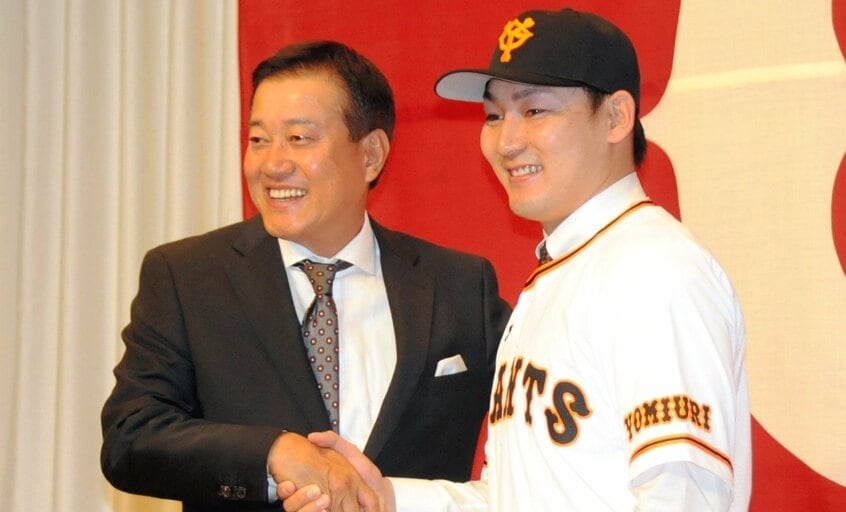 広島から巨人にFA移籍した丸佳浩（右）と当時の巨人・原辰徳監督＝2018年12月