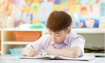 夏休みの学童、親が直面する「宿題の壁」とは 「何十人もいるこどもの宿題の進捗状況を職員が把握できるわけではない」