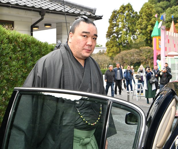 伊勢ケ浜部屋を出て、貴乃花部屋に謝罪に向かう日馬富士=14日午前10時37分、福岡県太宰府市、日吉健吾撮影 (c)朝日新聞社