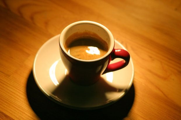 コーヒーやエナジードリンクに含まれる「カフェイン」で、命を落とす人がいるという（※写真はイメージ）