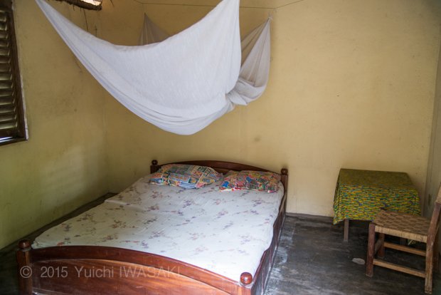 典型的な宿の室内。サハラ以北と南部アフリカ諸国を除いた国々では、蚊帳が用意されている。 アベポゾ・トーゴ　2012年／Avepozo,Togo 2012