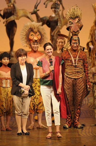 演出家ジュリー・テイモアが四季『ライオンキング』を観劇、「この作品には皆さんの文化も影響しています」