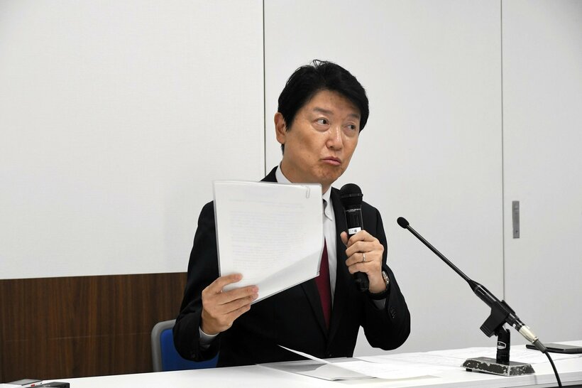 24年6月、日本維新の会から党員資格停止処分を受け、記者会見する足立康史氏
