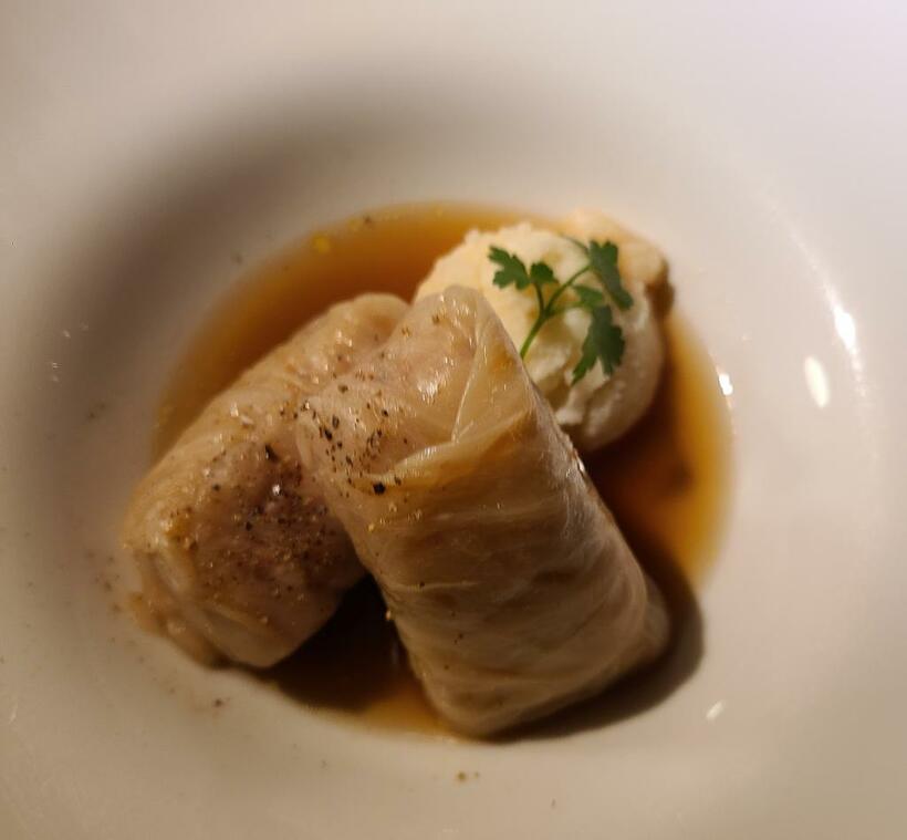 クロアチア人のおふくろの味「サルマ」。３週間塩漬けにして発酵させたキャベツで挽き肉を巻いた料理 