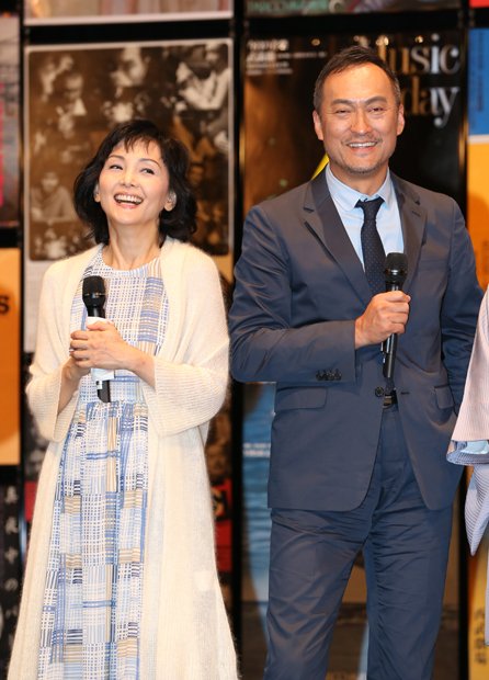 東京・渋谷のパルコ劇場の壇上に立つ渡辺謙さんと南果歩さん＝２０１６年（ｃ）朝日新聞社