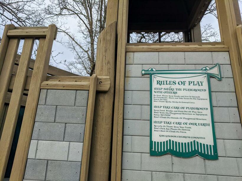 アメリカの公園にある子ども向けのルール書き（写真／著者提供）