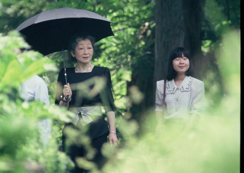 1996年　上皇さまの疎開先であった栃木県の日光植物園を訪れた美智子さまと紀宮時代の清子さん（c）　朝日新聞社　