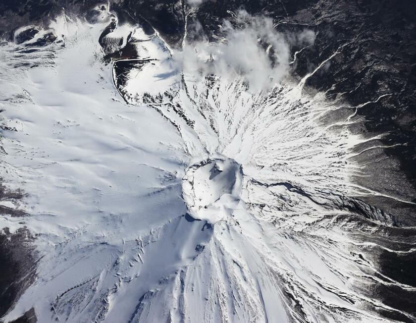 富士山頂の火口付近。約３００年前の「宝永噴火」と同規模の噴火が起きた場合、３時間後には東京や神奈川で電車が止まる。トラックが走れなくなれば、物流は滞る。降灰でぜんそくなどの病状が悪化することも考えられる　（ｃ）朝日新聞社