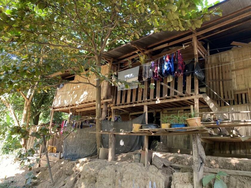 カレン族の避難民キャンプ。高床式の住宅に人々が住んでいる（11月、泰梨沙子・撮影）