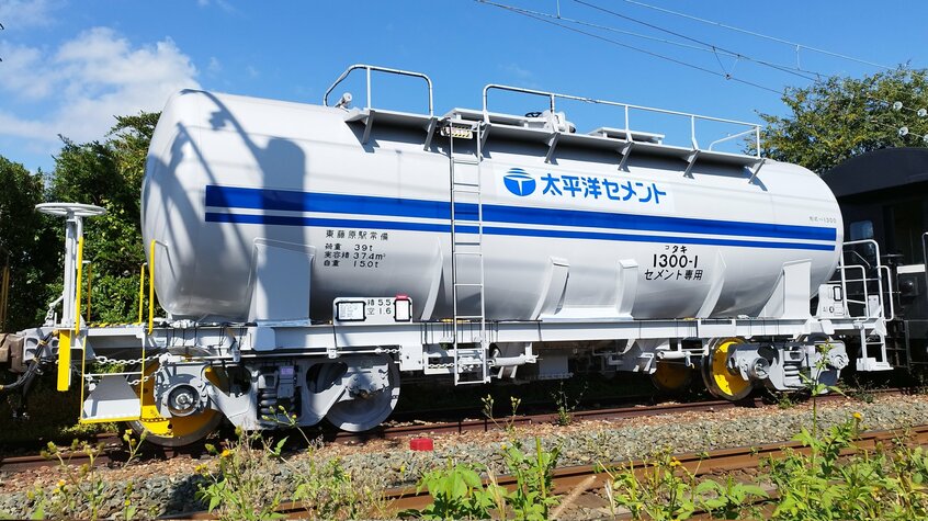 タキ1300 セメント専用のタンク車で、2023年から製造を開始。日本車両製造豊川製作所専用線の鈴与(すずよ)踏切付近で撮影(写真:小倉沙耶さん提供)