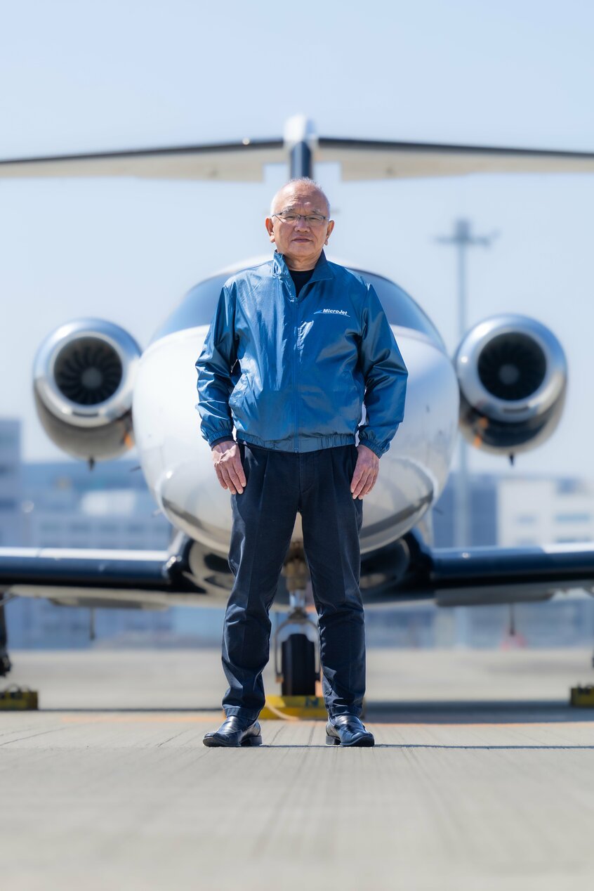 愛用機ムスタングの前に立つ西久保慎一。もともと自身の所有機だった(写真:馬場岳人)