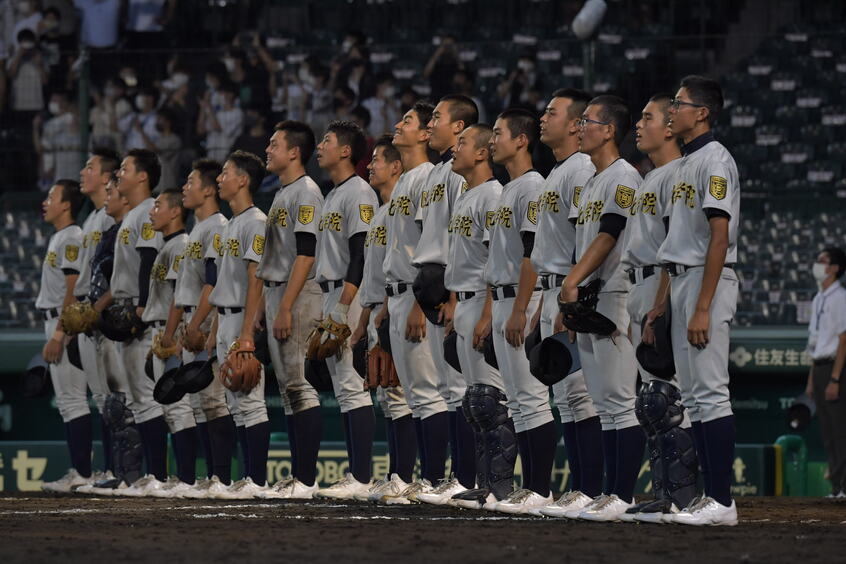 甲子園での初勝利を収めた後、整列する東北学院の選手たち