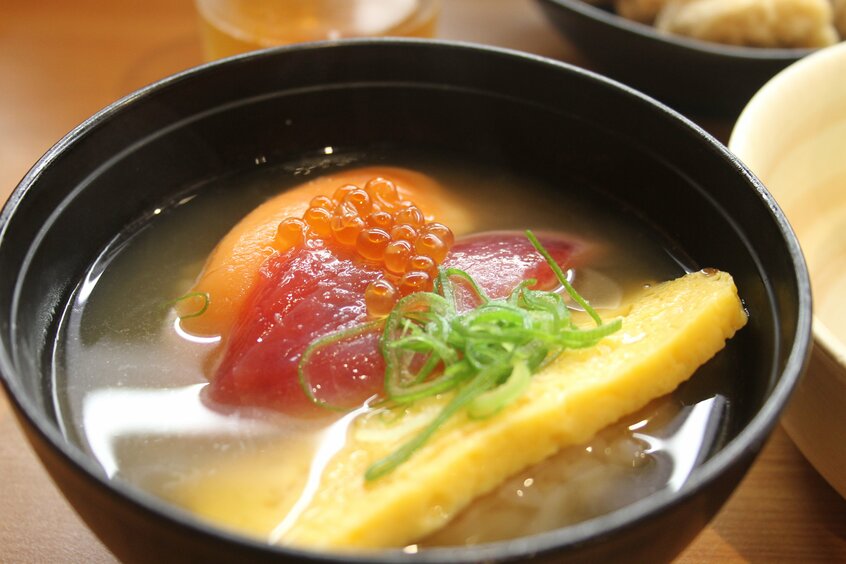 コラボメニューのひとつ「湧きドコロごはんのお寿司茶漬け」。酢飯の茶漬けは酸っぱくて美味しい
