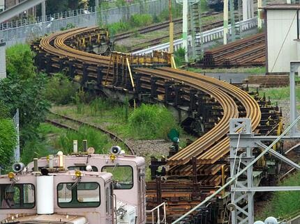 鉄道長尺レールの曲がり方がエグい！ 衝撃の輸送風景 | AERA dot. (アエラドット)