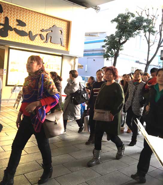 今年の春節は手ぶらのまま観光バスに乗り込む中国人客が目立った