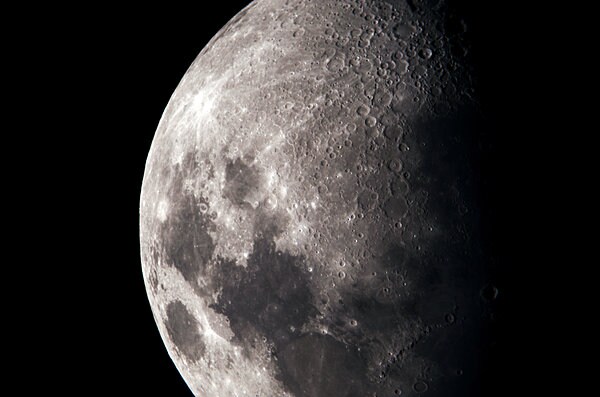 夜空に静かにたたずみ、数々の神話や童話のモチーフとなった月。月表面のでこぼこがクレーターです