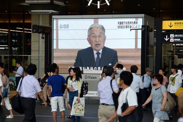 祈りと行幸を軸とした象徴天皇が安定的に続くようにと願う「お言葉」。しかし代替わりによって「天皇制の姿は必ず変わる」と原氏／２０１６年８月８日、街頭の大型ビジョンにも天皇の姿が。大阪市北区　（ｃ）朝日新聞社