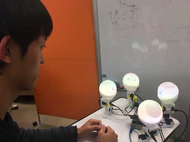 大澤さんが開発を進める、「人狼」をプレイする、表情が変わるロボット。6パターンの表情を組み合わせて感情を表現する(写真:大澤さん提供)