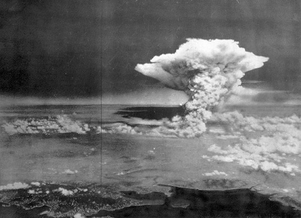 １９４５年８月６日、原爆投下で広島市上空に広がるキノコ雲（米軍機から撮影／米軍）