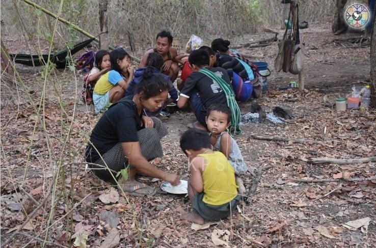 空爆からジャングルに逃げてきたカレン族の人々(KPSN提供)


