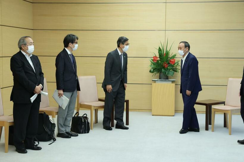 尾身茂会長の要請で会見直前、専門家らと面会する菅首相（C)朝日新聞社