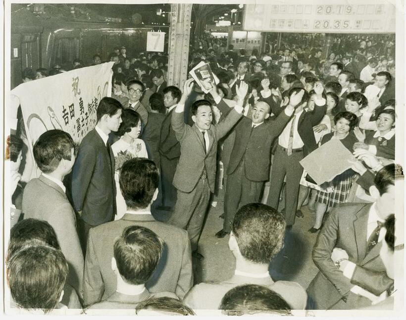 1968年、国鉄大阪駅で、バンザイの祝福を受けて、新婚旅行専用急行「ことぶき」（宮崎行き）で出発する新婚夫婦（C）朝日新聞社
