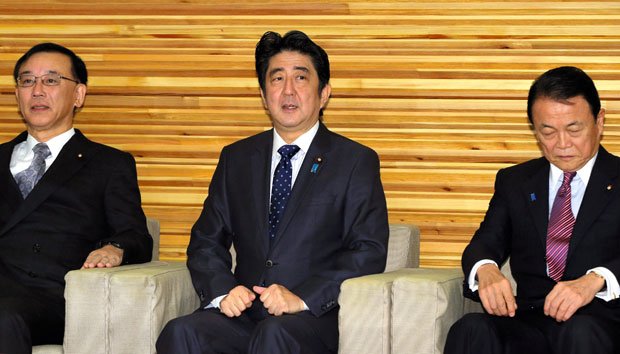 閣議に臨む安倍晋三首相（中央）、麻生太郎財務相（右）、谷垣禎一法相＝２５日午前９時３４分、首相官邸、越田省吾撮影　（c）朝日新聞社　＠＠写禁
