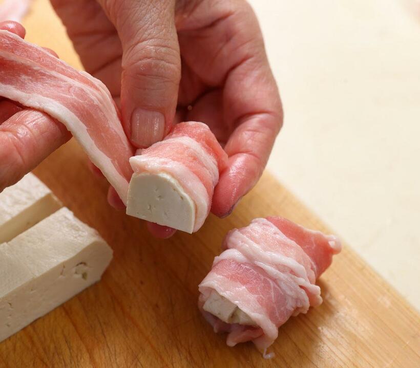 水切りした豆腐に豚バラ肉を２重に巻き付け、巻き終わりに串を刺すといい。（撮影／写真映像部・松永卓也）